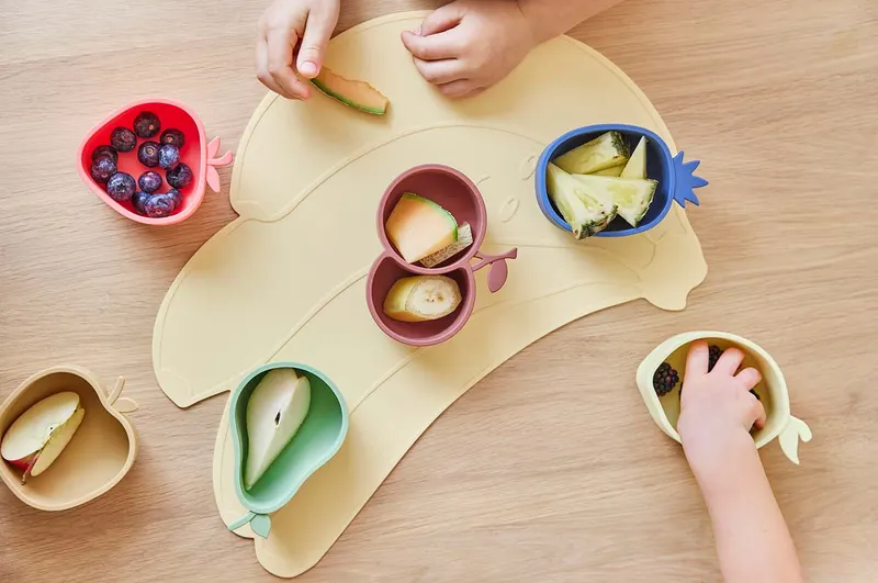 OYOY Mini Snackschalen Ananas & Apfel aus Silikon im 2er-Set, Blau / Light Rubber, Ansicht 3