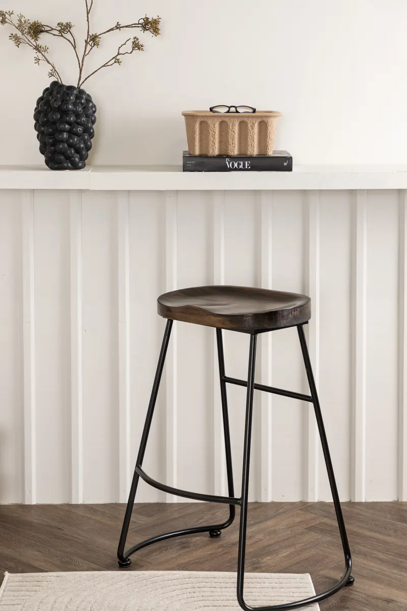 Ozark Barhocker mit Holzsitz und schwarzem Stahlgestell, im Wohnraum, Ansicht 1