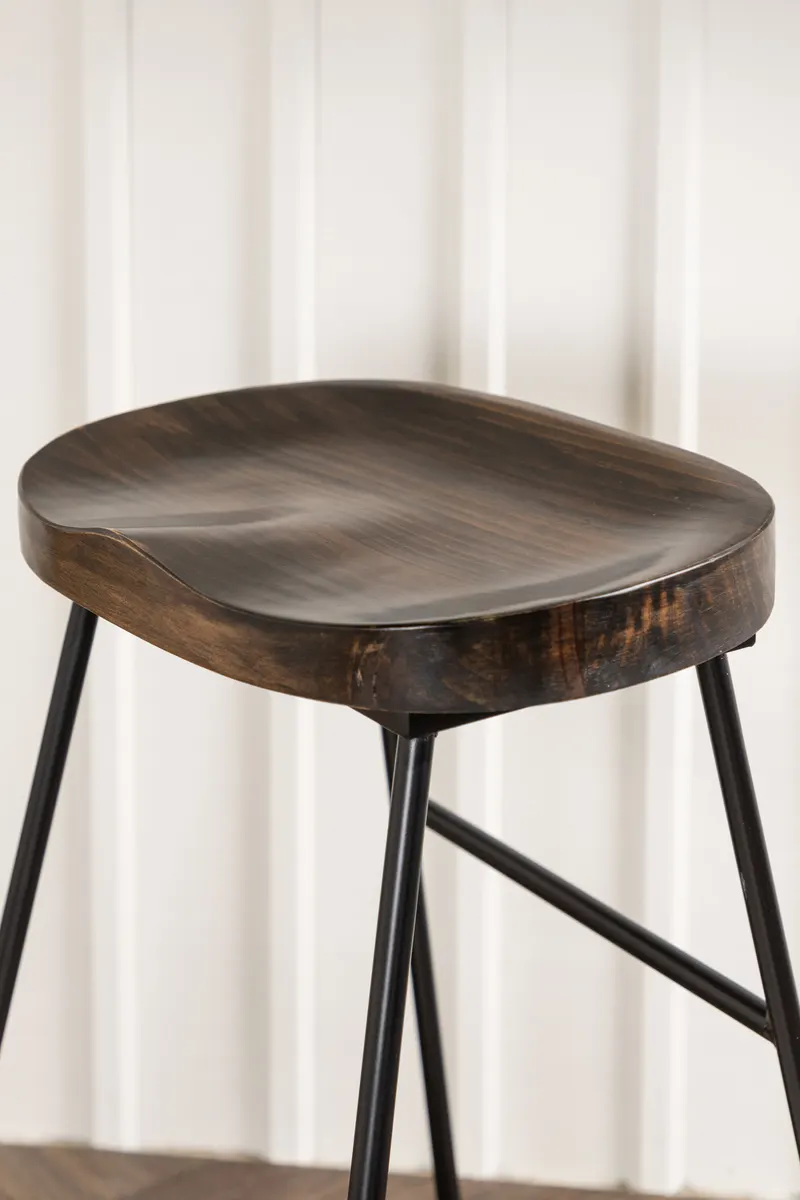 Ozark Barhocker mit Holzsitz und schwarzem Stahlgestell, im Wohnraum, Ansicht 2