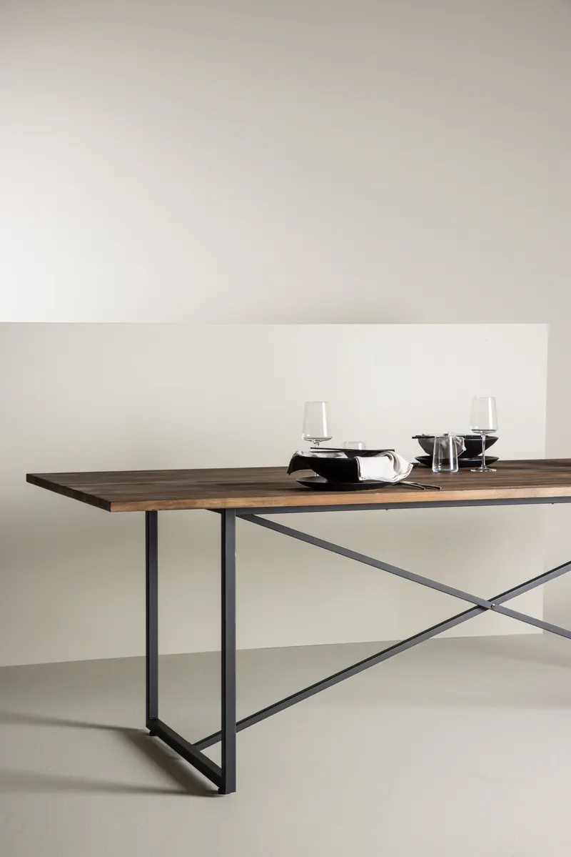 Padang Esstisch aus Teak mit Stahlgestell, im Wohnraum, Ansicht 2