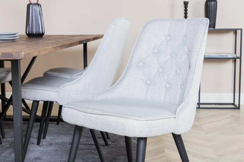 Padang & Velvet Deluxe Essgruppe mit Teak-Esstisch und 6 Stühlen mit Knopfheftung in Hellgrau, Gestell Schwarz, im Wohnraum, Ansicht 3