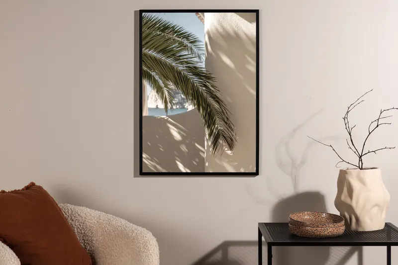 Palmleaf Poster mit Palmwedel vor Hauswand in 30 × 21 cm, im Wohnraum, Ansicht 2