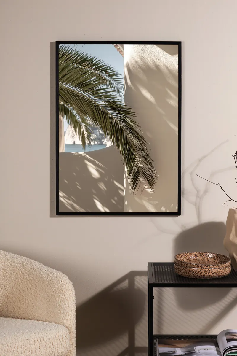 Palmleaf Poster mit Palmwedel vor Hauswand in 100 × 70 cm, im Wohnraum, Ansicht 1