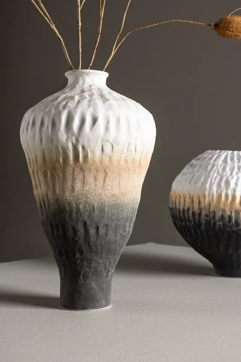 Pane Keramikvase mit Reliefstruktur in Ø 16 cm, im Wohnraum, Ansicht 2