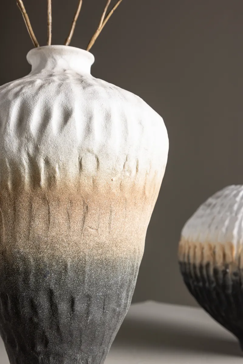 Pane Keramikvase mit Reliefstruktur in Ø 16 cm, im Wohnraum, Ansicht 3