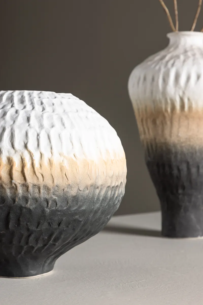 Pane Keramikvase mit Reliefstruktur in Ø 24 cm, im Wohnraum, Ansicht 2