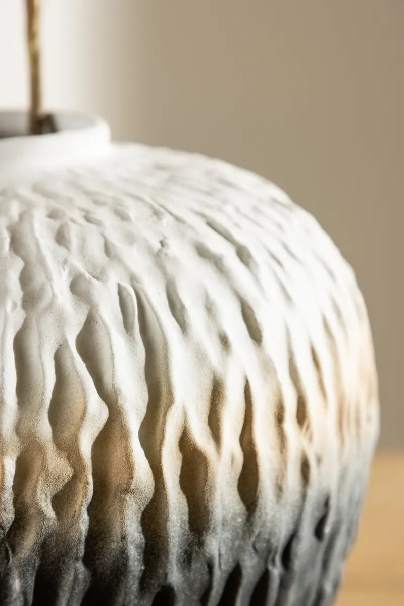 Pane Keramikvase mit Reliefstruktur in Ø 29 cm, im Wohnraum, Ansicht 3