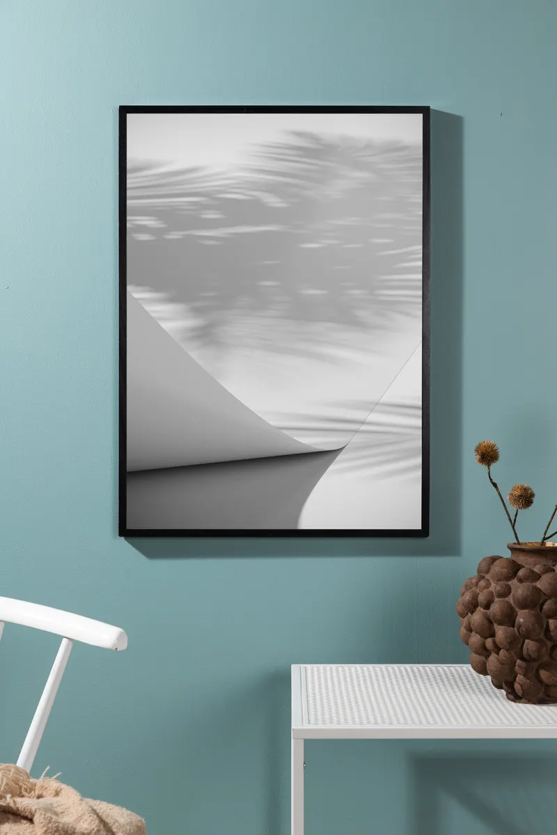 Papyrus Poster mit Palmenschatten auf hellen Bögen in 70 × 50 cm, im Wohnraum, Ansicht 1