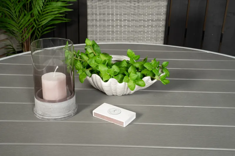 Parma & Anna Gartenmöbel-Set mit rundem Tisch und 4 Geflechtstühlen in Grau, im Wohnraum, Ansicht 3
