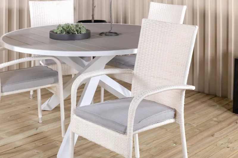 Parma & Anna Gartenmöbel-Set mit rundem Tisch und 4 Geflechtstühlen in Weiß, im Wohnraum, Ansicht 2