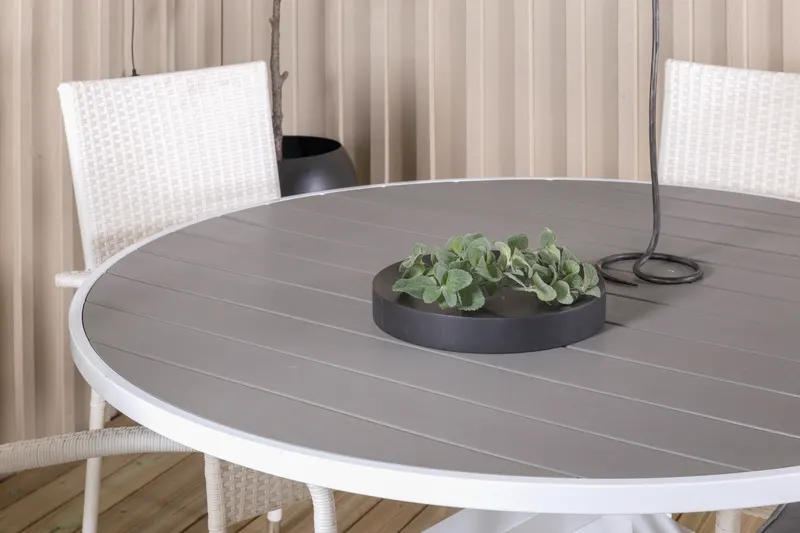 Parma & Anna Gartenmöbel-Set mit rundem Tisch und 4 Geflechtstühlen in Weiß, im Wohnraum, Ansicht 3