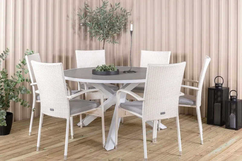 Parma & Anna Gartenmöbel-Set mit rundem Tisch und 6 weißen Geflechtstühlen, im Wohnraum, Ansicht 1