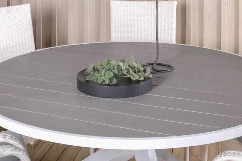 Parma & Anna Gartenmöbel-Set mit rundem Tisch und 6 weißen Geflechtstühlen, im Wohnraum, Ansicht 2