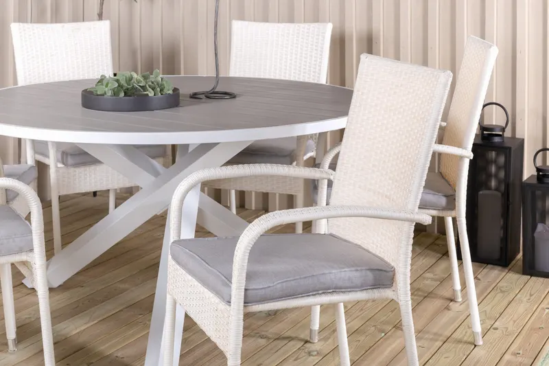 Parma & Anna Gartenmöbel-Set mit rundem Tisch und 6 weißen Geflechtstühlen, im Wohnraum, Ansicht 3