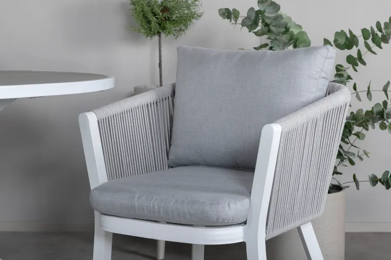 Parma & Virya Gartenmöbel-Set mit rundem Tisch und 4 Seilstühlen, im Wohnraum, Ansicht 3