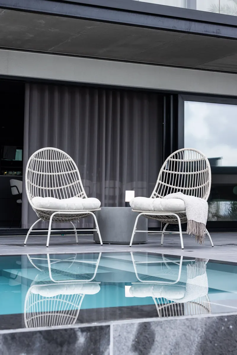 Paul Outdoor-Loungesessel mit ovaler Geflechtlehne, im Wohnraum, Ansicht 1