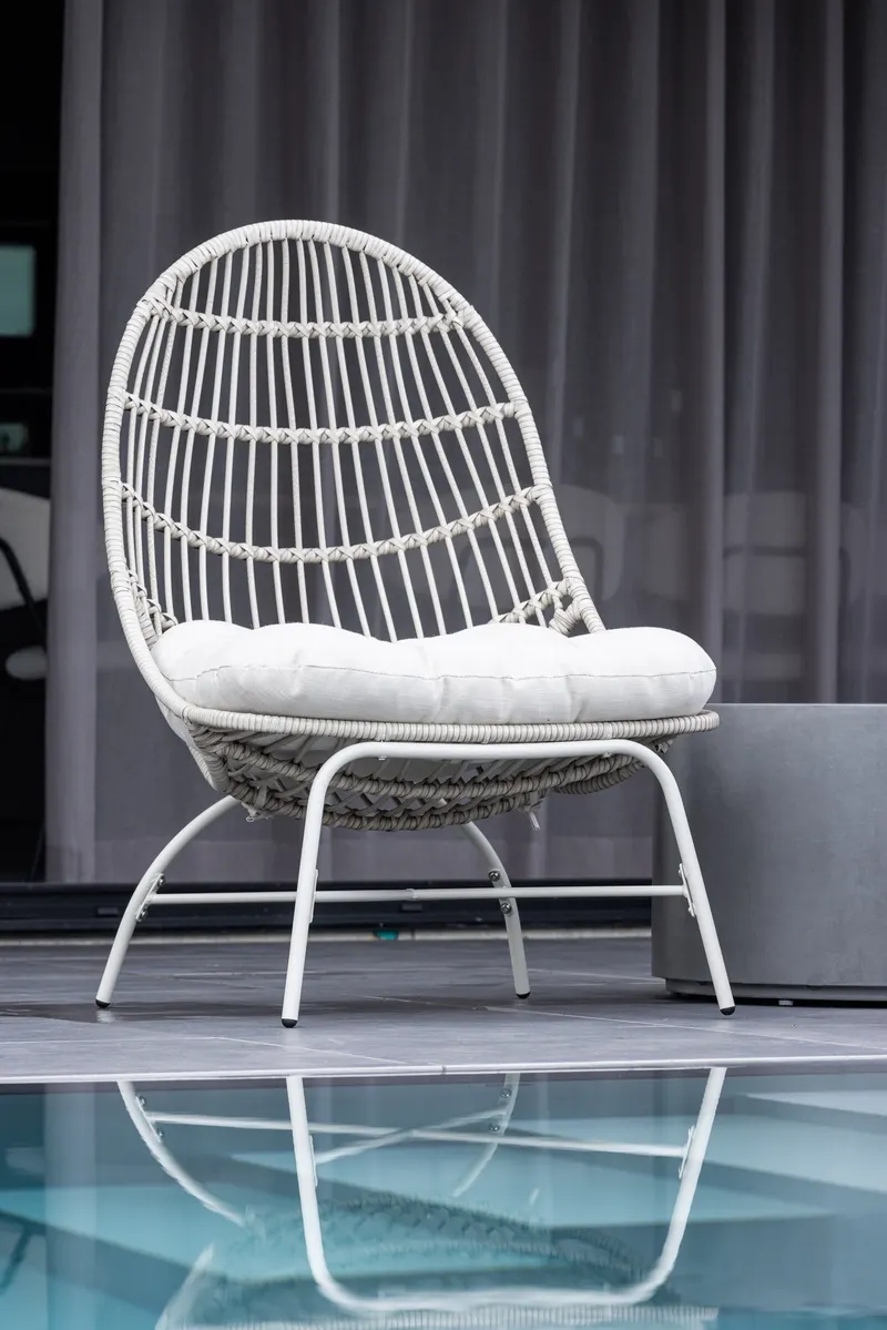 Paul Outdoor-Loungesessel mit ovaler Geflechtlehne, im Wohnraum, Ansicht 2