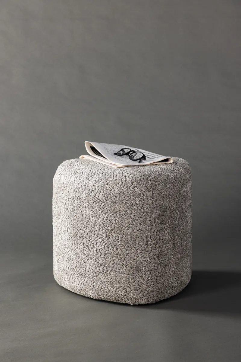 Peg Pouf in Grau, Polyester-Bouclé, im Wohnraum, Ansicht 1