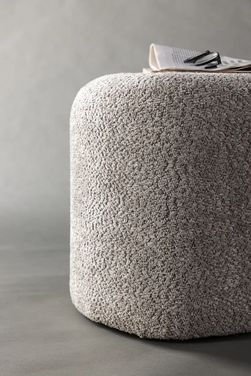 Peg Pouf in Grau, Polyester-Bouclé, im Wohnraum, Ansicht 2
