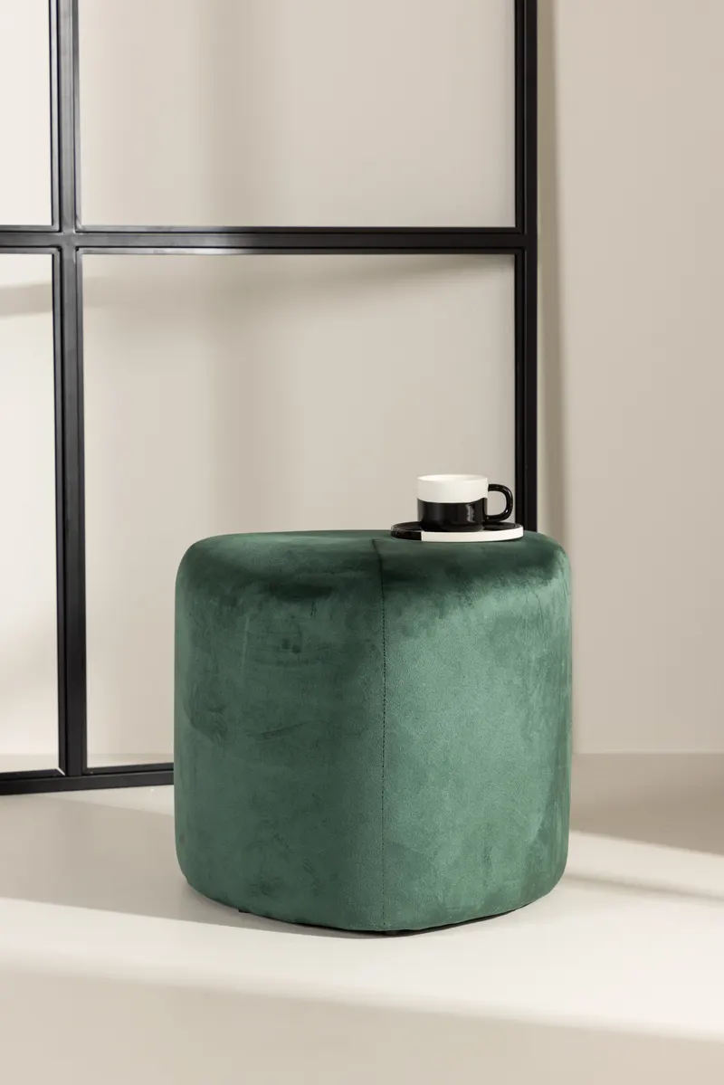 Peg Pouf in Grün, Polyester-Samt, im Wohnraum, Ansicht 1