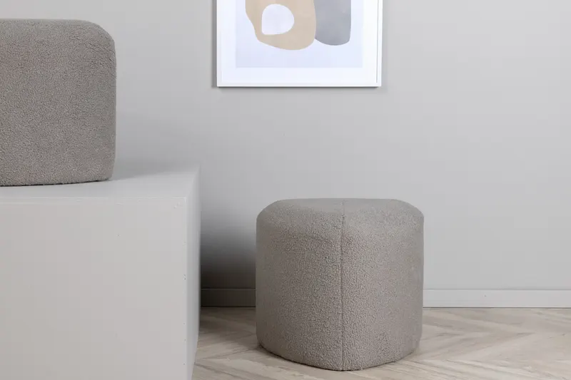 Peg Pouf in Grau, Polyester-Teddystoff, im Wohnraum, Ansicht 1