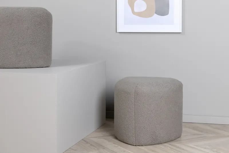 Peg Pouf in Grau, Polyester-Teddystoff, im Wohnraum, Ansicht 2