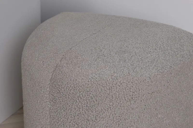 Peg Pouf in Grau, Polyester-Teddystoff, im Wohnraum, Ansicht 3