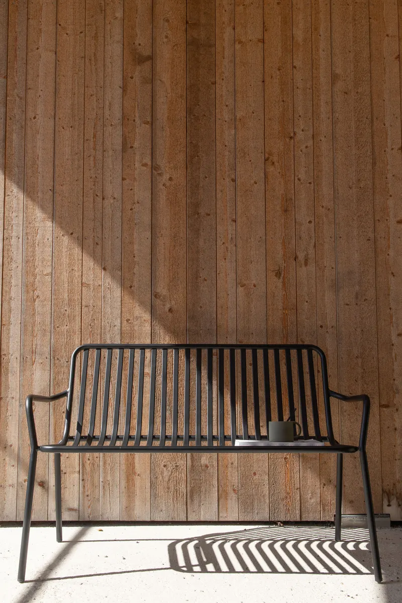 Peking Gartensofa aus Aluminium mit Strebenlehne in Schwarz, im Wohnraum, Ansicht 1
