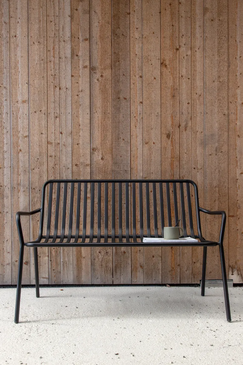 Peking Gartensofa aus Aluminium mit Strebenlehne in Schwarz, im Wohnraum, Ansicht 2