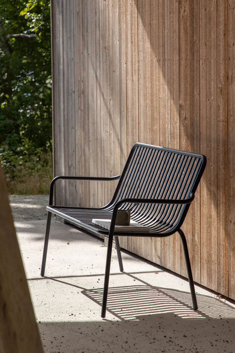 Peking Gartensofa aus Aluminium mit Strebenlehne in Schwarz, im Wohnraum, Ansicht 3