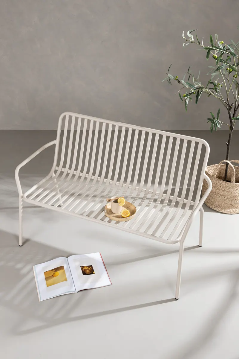 Peking Gartensofa aus Aluminium mit Strebenlehne in Beige, im Wohnraum, Ansicht 1