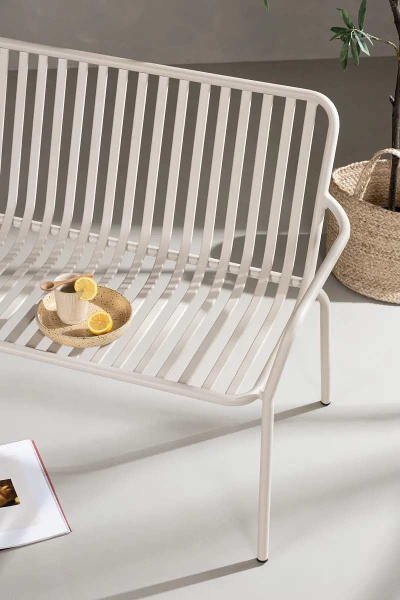 Peking Gartensofa aus Aluminium mit Strebenlehne in Beige, im Wohnraum, Ansicht 2