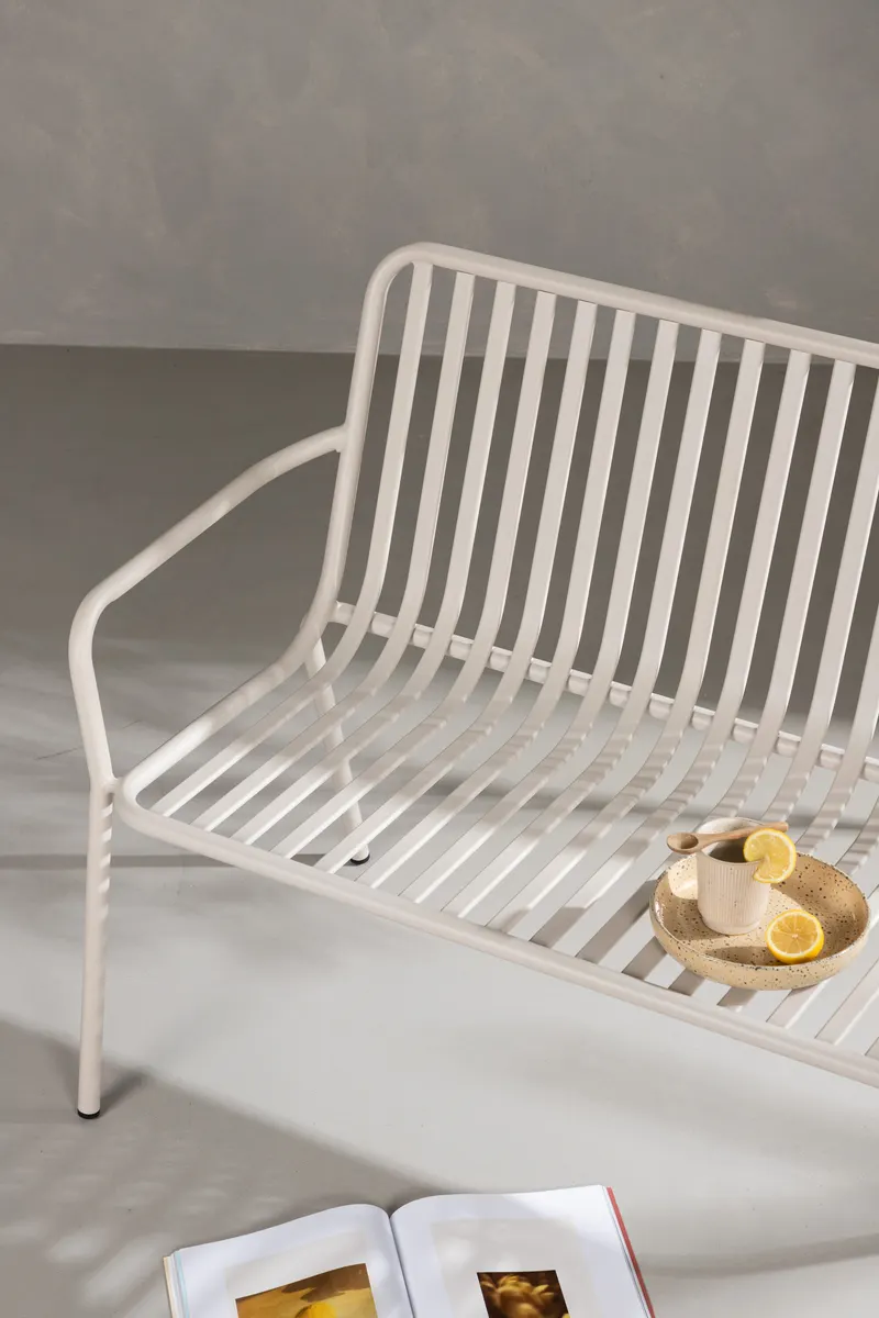 Peking Gartensofa aus Aluminium mit Strebenlehne in Beige, im Wohnraum, Ansicht 3