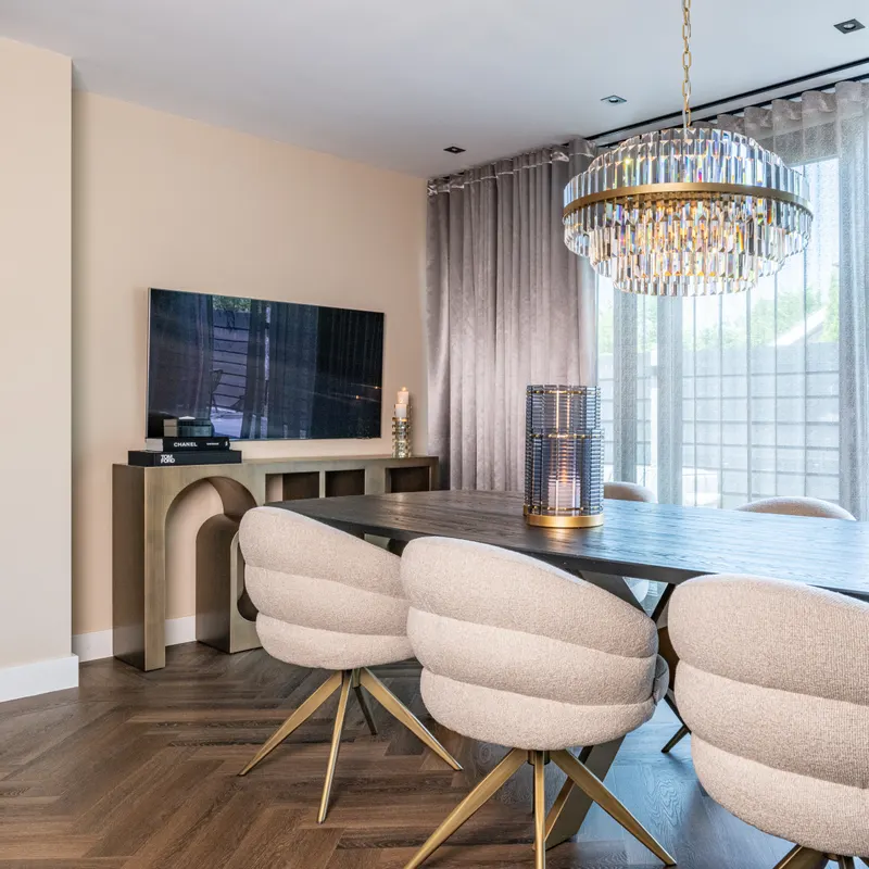 Pendelleuchte Desire, mittel, goldfarben gebürstet von Richmond Interiors, Wohnbeispiel 3, im Wohnraum