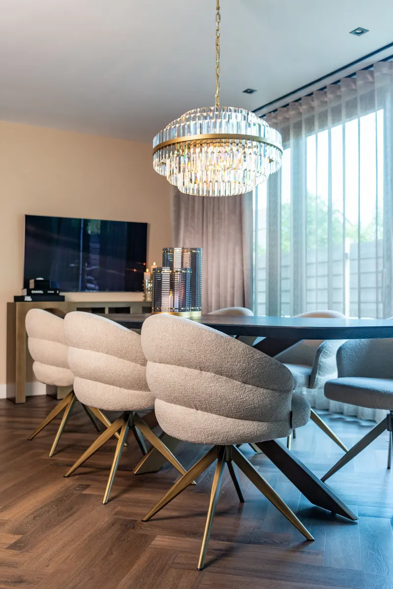 Pendelleuchte Desire, mittel, goldfarben gebürstet von Richmond Interiors, Wohnbeispiel 5, im Wohnraum