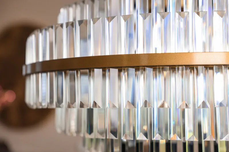 Pendelleuchte Desire, groß, goldfarben gebürstet von Richmond Interiors, Wohnbeispiel 16, im Wohnraum