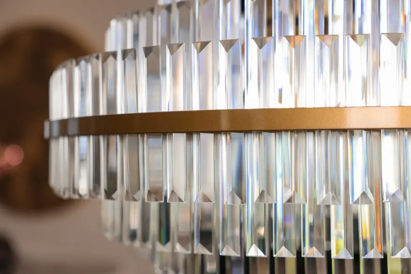 Pendelleuchte Desire, groß, goldfarben gebürstet von Richmond Interiors, Wohnbeispiel 17, im Wohnraum