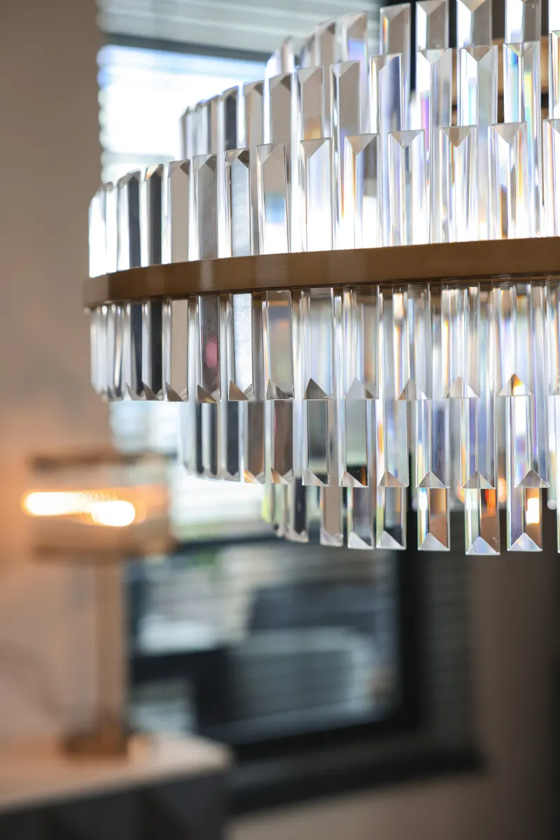 Pendelleuchte Desire, groß, goldfarben gebürstet von Richmond Interiors, Wohnbeispiel 18, im Wohnraum
