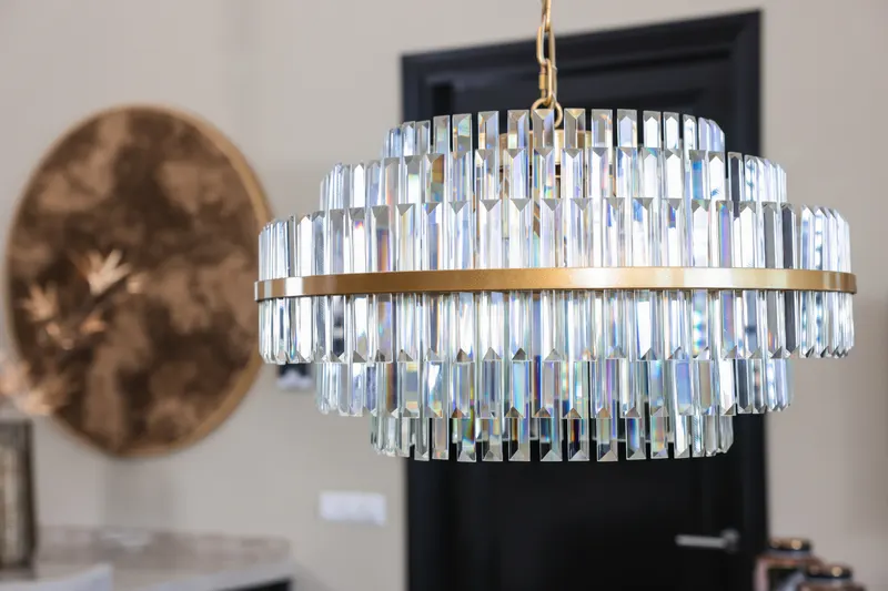 Pendelleuchte Desire, groß, goldfarben gebürstet von Richmond Interiors, Wohnbeispiel 19, im Wohnraum