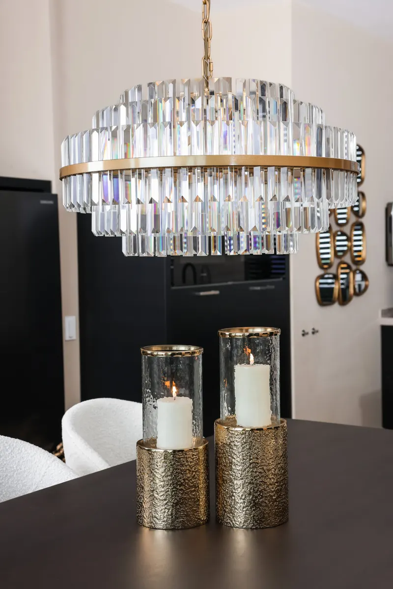 Pendelleuchte Desire, groß, goldfarben gebürstet von Richmond Interiors, Wohnbeispiel 20, im Wohnraum
