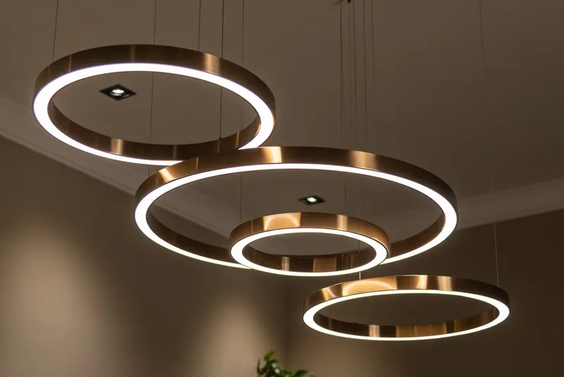 Pendelleuchte Lilou, Goldfarben, gebürstet von Richmond Interiors, Wohnbeispiel 2, im Wohnraum