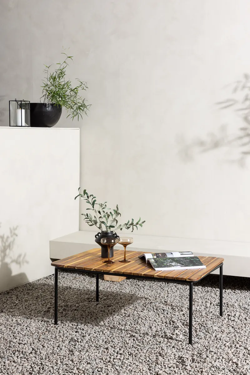 Penh Garten-Beistelltisch aus Akazie mit Stahlbeinen, im Wohnraum, Ansicht 1