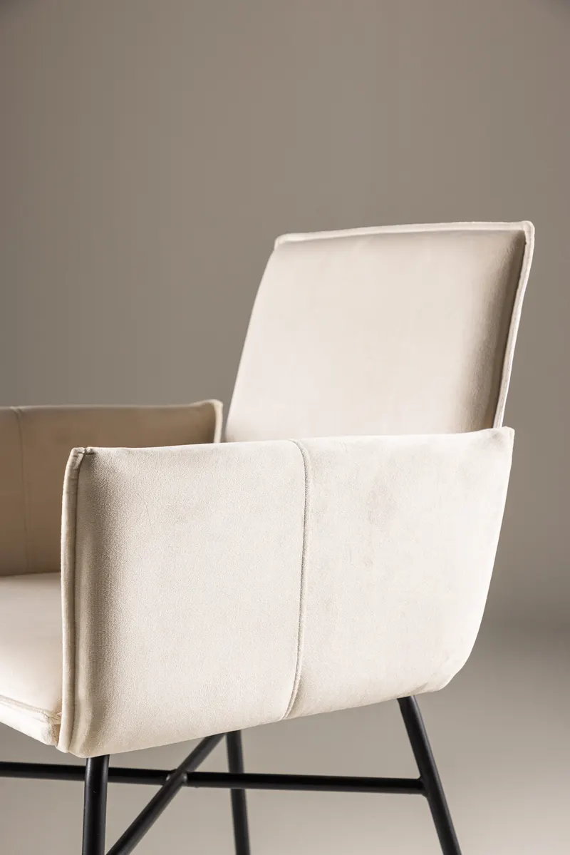Petra Esszimmerstuhl mit Armlehnen in Beige, Gestell Schwarz, Polyester-Samt, im Wohnraum, Ansicht 2