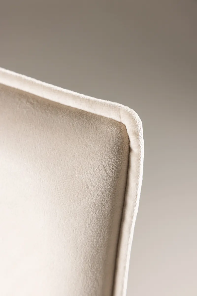 Petra Esszimmerstuhl mit Armlehnen in Beige, Gestell Schwarz, Polyester-Samt, im Wohnraum, Ansicht 3