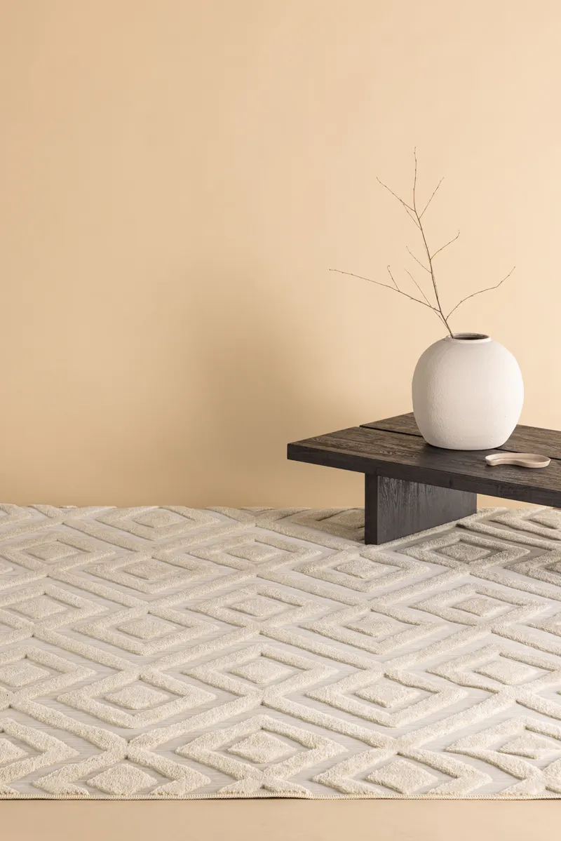 Pia Kurzflor-Teppich mit Rautenmuster in 290 × 200 cm, Beige, im Wohnraum, Ansicht 1