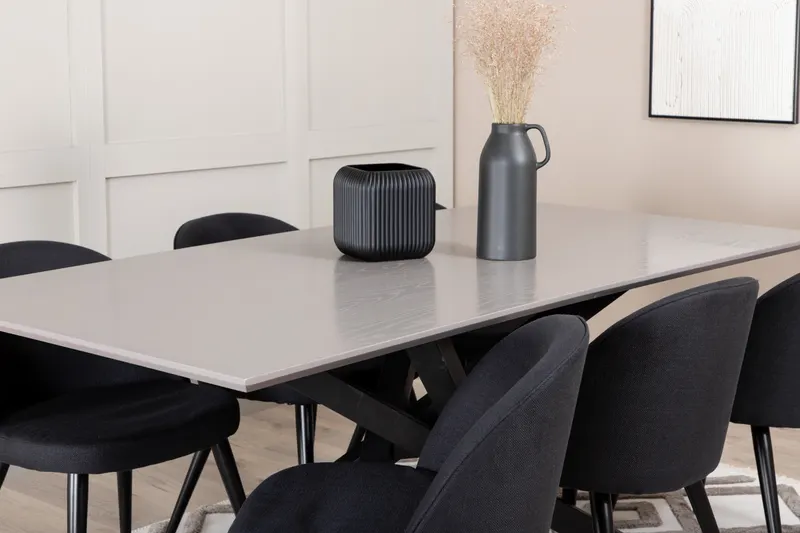Piazza & Velvet Esstisch mit Kreuzgestell und 6 gepolsterten Stühlen in Grau, Gestell Schwarz, im Wohnraum, Ansicht 3