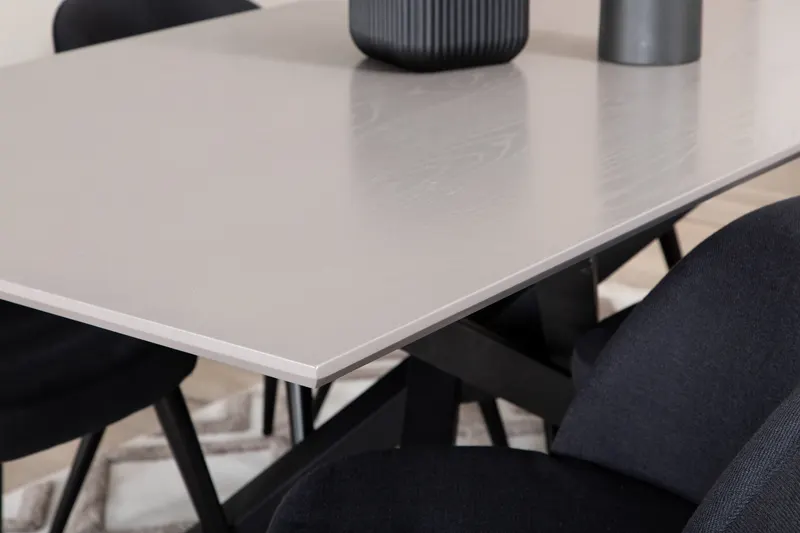 Piazza & Velvet Esstisch mit Kreuzgestell und 6 gepolsterten Stühlen in Grau, Gestell Schwarz, im Wohnraum, Ansicht 4
