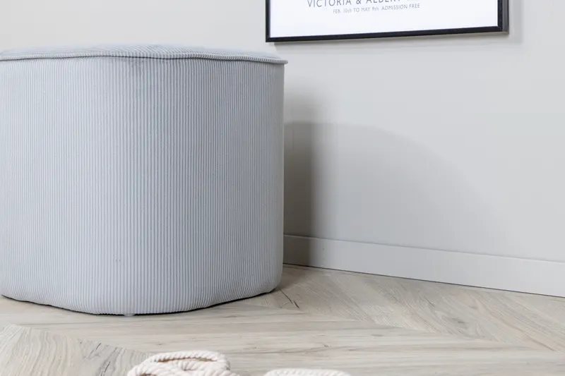 Piff runder Pouf in Grau, Polyester-Cord, im Wohnraum, Ansicht 4