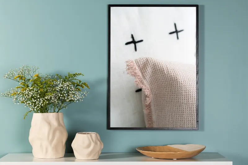 Pillow Poster mit Kissen und Stoff mit schwarzen Kreuzen in 40 × 30 cm, im Wohnraum, Ansicht 2