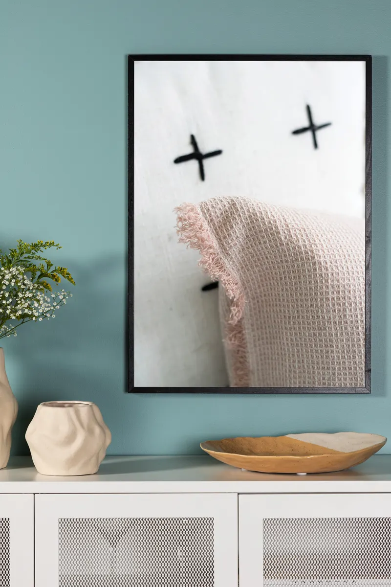 Pillow Poster mit Kissen und Stoff mit schwarzen Kreuzen in 70 × 50 cm, im Wohnraum, Ansicht 1